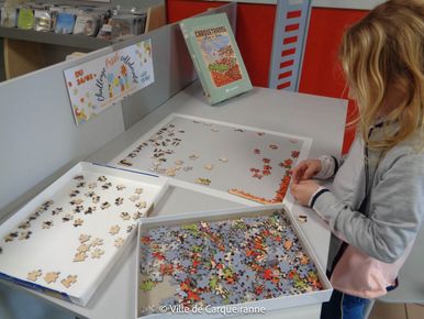 Une petite fille participe à la réalisation du puzzle - Agrandir l'image, .JPG 163 Ko (fenêtre modale)