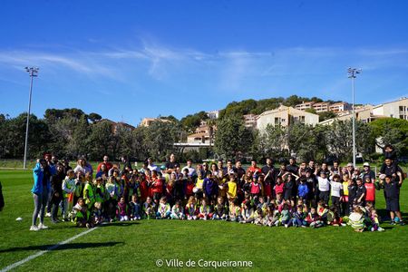 Photo officielle lors de la venue de l'équipe du RCT au stade Riquier pour entrainer les jeunes du RCHCC en présence de Monsieur le Maire Arnaud Latil, de certain élus du conseil municipal et du centre de loisirs GRAC - Agrandir l'image, .JPG 278 Ko (fenêtre modale)