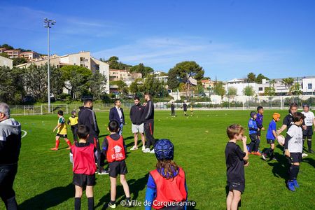 Entrainement des enfants du RCHCC avec les joueurs du RCT au stade riquier - Agrandir l'image, .JPG 270 Ko (fenêtre modale)