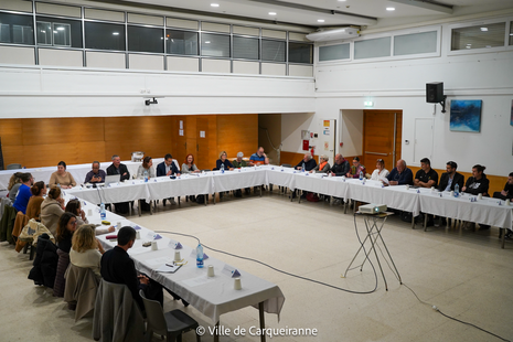 Photo de la réunion avec l'ensemble des personnes présentes - Agrandir l'image, .PNG 1 Mo (fenêtre modale)