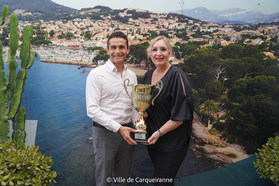 Photo de monsieur le Maire Arnaud Latil et de Madame Ferrario avec le 1er prix remporté par Anna dermo lors du concours de Biotek Milano - Agrandir l'image, .JPG 228 Ko (fenêtre modale)